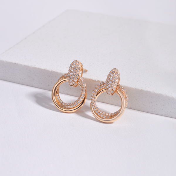 Aretes en oro amarillo 18k con colgadores entrelazadas con brillantes For Cheap