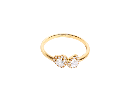 Anillo en oro amarillo de 18K con diamante corazón y pera rodeado de brillantes Fashion